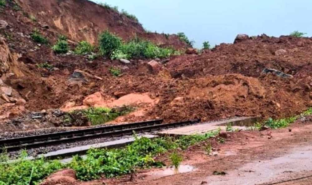 भूस्खलन से किरंदुल-विशाखापत्तनम रेल लाइन ठप, तीन दिन से जगदलपुर में खड़ी ट्रेनें-मालगाड़ियां भूस्खलन से किरंदुल-विशाखापत्तनम रेल लाइन ठप, तीन दिन से जगदलपुर में खड़ी ट्रेनें-मालगाड़ियां