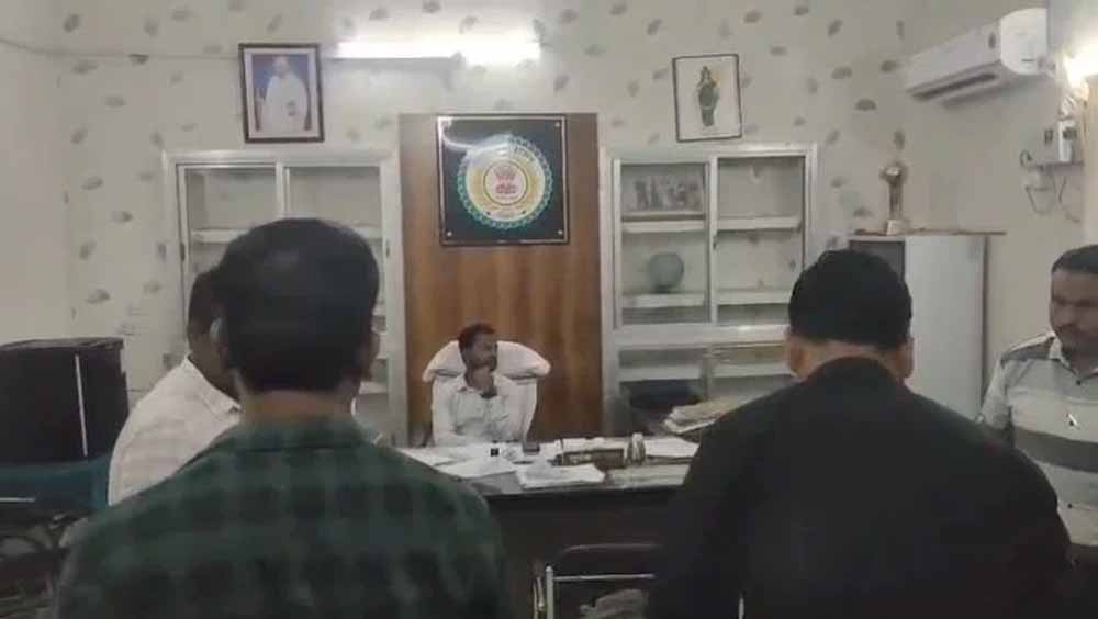 ACB की छापेमारी: तहसील कार्यालय में रिश्वत लेते बाबू पकड़ा गया