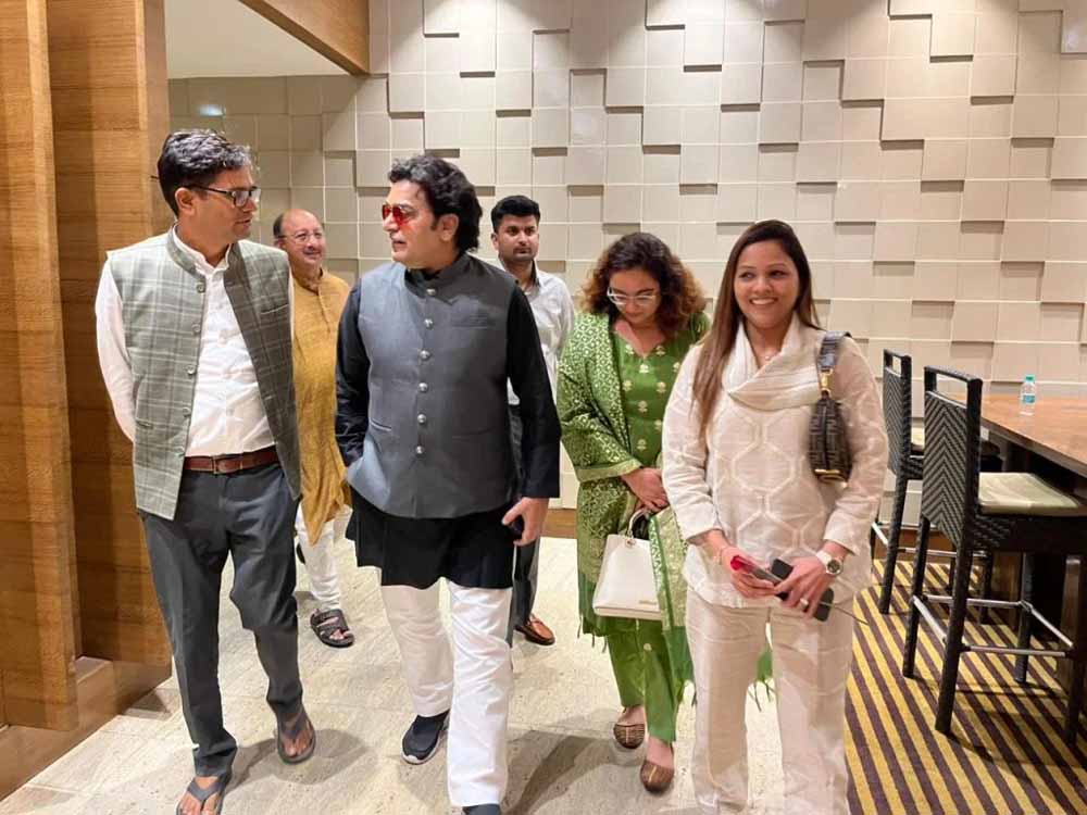 आशुतोष राणा से प्रदेश के वित्त मंत्री ओपी चौधरी व पत्नी अदिति पटेल चौधरी ने होटल में की मुलाकात,  खोला राज