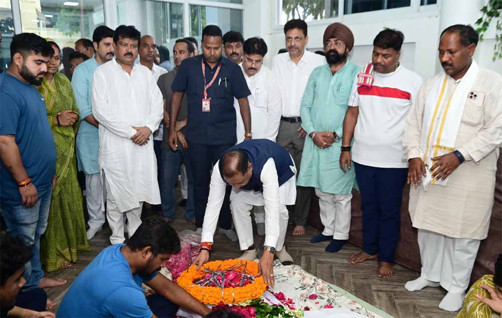 मुख्यमंत्री विष्णु देव साय ने निखिल कश्यप को दी श्रद्धांजलि, परिजनों से की संवेदना व्यक्त