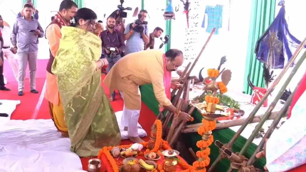 हरेली परंपरा में डूबे डिप्टी सीएम साव: पत्नी संग की खेती उपकरणों की पूजा