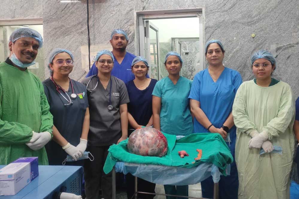 रायपुर : सिम्स में जटिल सर्जरी, 65 वर्षीय महिला के पेट से निकाला गया 10 किलो से अधिक वजन का ट्यूमर रायपुर : सिम्स में जटिल सर्जरी, 65 वर्षीय महिला के पेट से निकाला गया 10 किलो से अधिक वजन का ट्यूमर