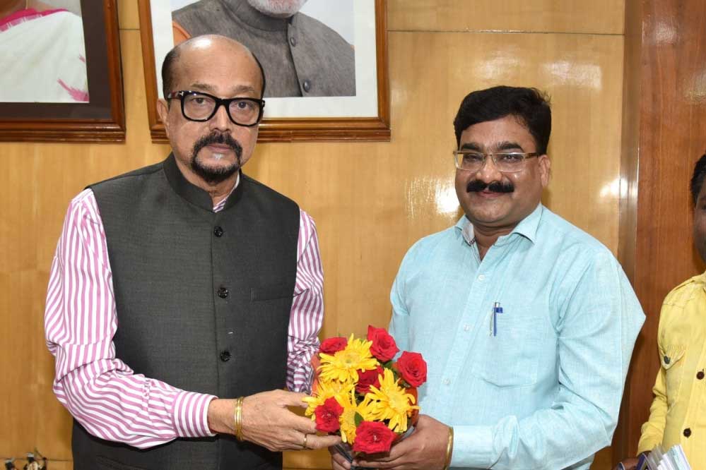 रायपुर : राज्यपाल श्री डेका से गेंड़ी लोक नृत्य कलाकार ने की भेंट रायपुर : राज्यपाल श्री डेका से गेंड़ी लोक नृत्य कलाकार ने की भेंट