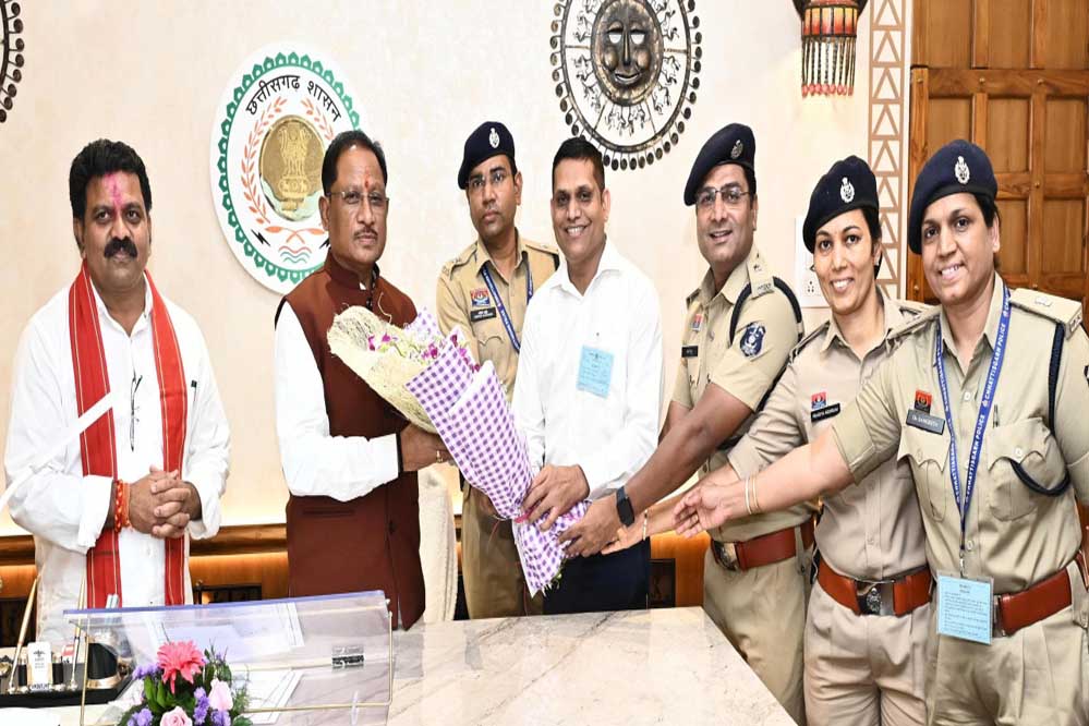 रायपुर : मुख्यमंत्री विष्णु देव साय से राज्य पुलिस सेवा अधिकारियों ने की सौजन्य भेंट