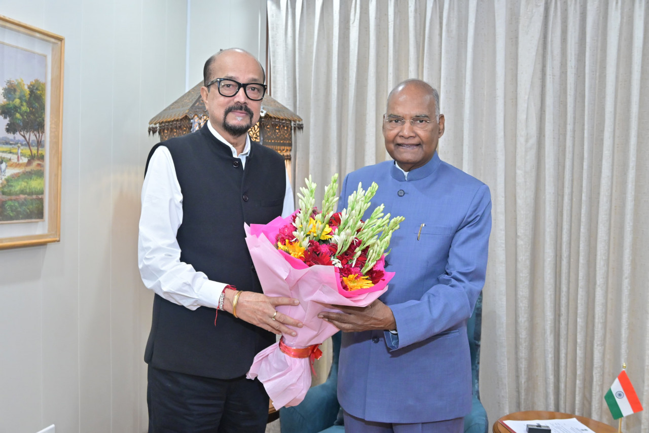 पूर्व राष्ट्रपति श्री कोविंद से राज्यपाल श्री डेका ने की सौजन्य भेंट