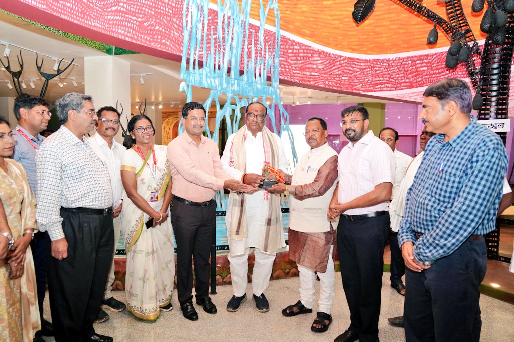 जनजातीय संग्रहालय भावी युवा पीढ़ी में गौरवशाली आदिवासी संस्कृति के प्रति आत्म गौरव का भाव करेगा जागृत – केन्द्रीय मंत्री श्री दुर्गादास उईके जनजातीय संग्रहालय भावी युवा पीढ़ी में गौरवशाली आदिवासी संस्कृति के प्रति आत्म गौरव का भाव करेगा जागृत – केन्द्रीय मंत्री श्री दुर्गादास उईके