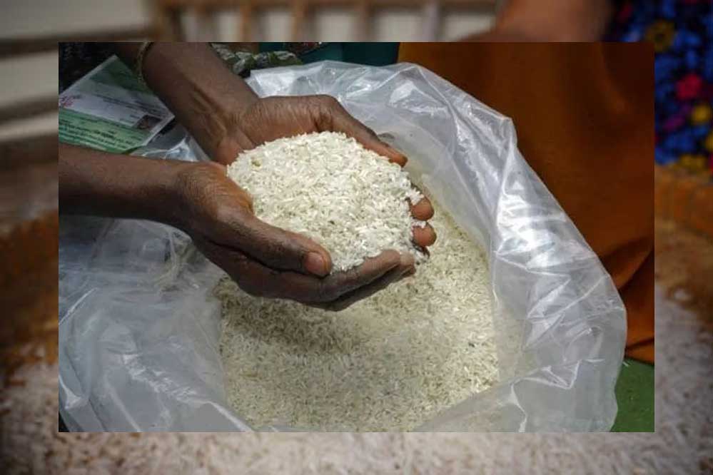 सरकार की 81 लाख राशनकार्ड धारियों को एक साथ तीन महीने का चावल बांटने की योजना फिलहाल अटकी, बढ़ाई समय-सीमा सरकार की 81 लाख राशनकार्ड धारियों को एक साथ तीन महीने का चावल बांटने की योजना फिलहाल अटकी, बढ़ाई समय-सीमा