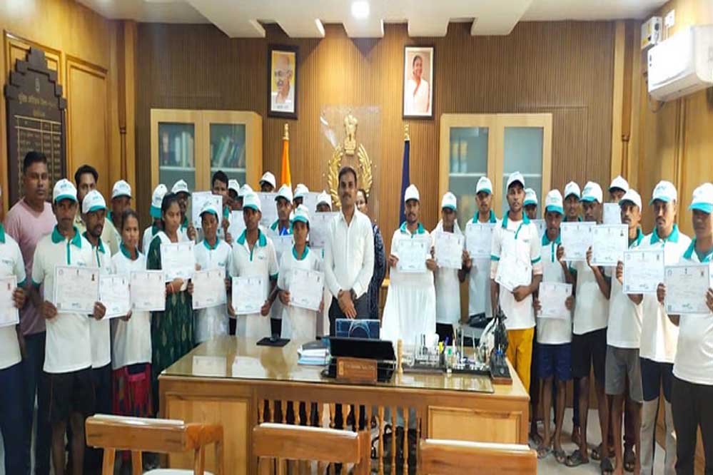 सुकमा में 30 आत्मसमर्पित नक्सलियों को दिया गया राज मिस्त्री का प्रशिक्षण, जिला प्रशासन की अभिनव पहल सुकमा में 30 आत्मसमर्पित नक्सलियों को दिया गया राज मिस्त्री का प्रशिक्षण, जिला प्रशासन की अभिनव पहल