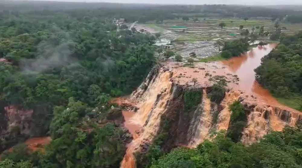 मानसून की फुहारों के साथ ही बस्तर की धरती ने ओढ़ी हरियाली की चादर, चित्रकोट और तीरथगढ़ जलप्रपात बने सैलानियों के आकर्षण का केंद्र