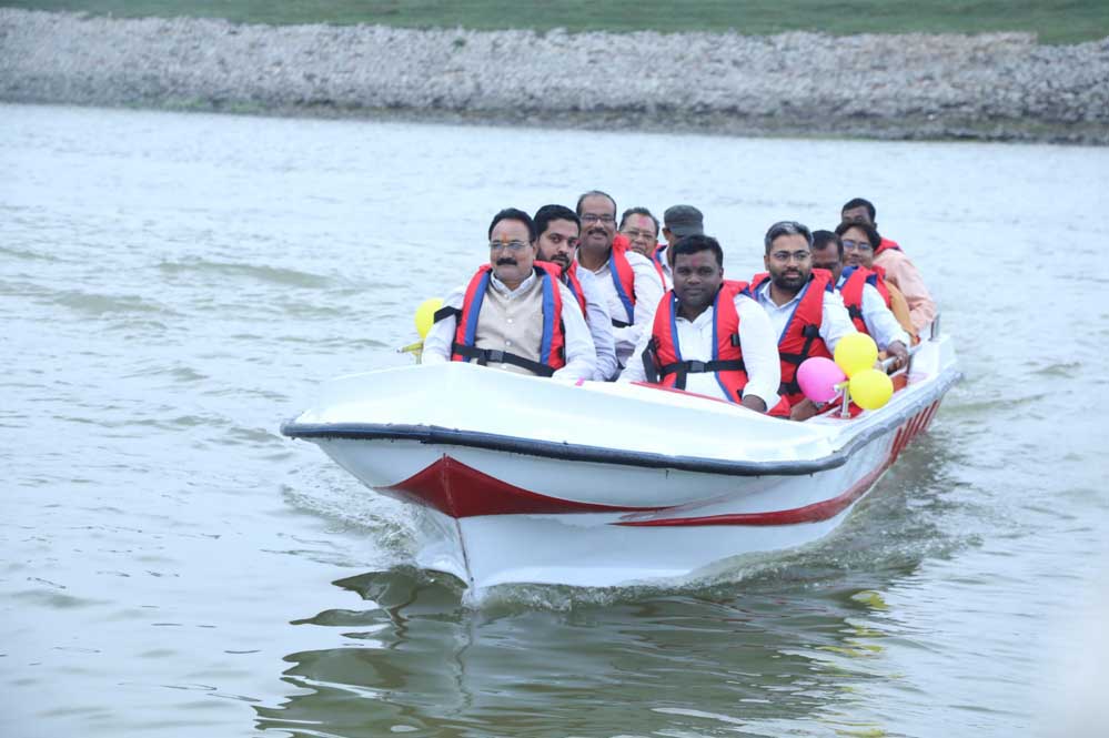 रायपुर : खमढोड़गी जलाशय में बैम्बू राफ्टिंग और नौकायन की हुई शुरुआत, पर्यटन से स्थानीय लोगों को मिलेगा रोजगार