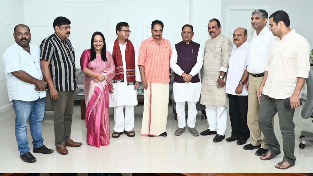 मुख्यमंत्री साय से केरल एवं ओडिशा के सांसदों के प्रतिनिधिमंडल ने की सौजन्य मुलाकात मुख्यमंत्री साय से केरल एवं ओडिशा के सांसदों के प्रतिनिधिमंडल ने की सौजन्य मुलाकात