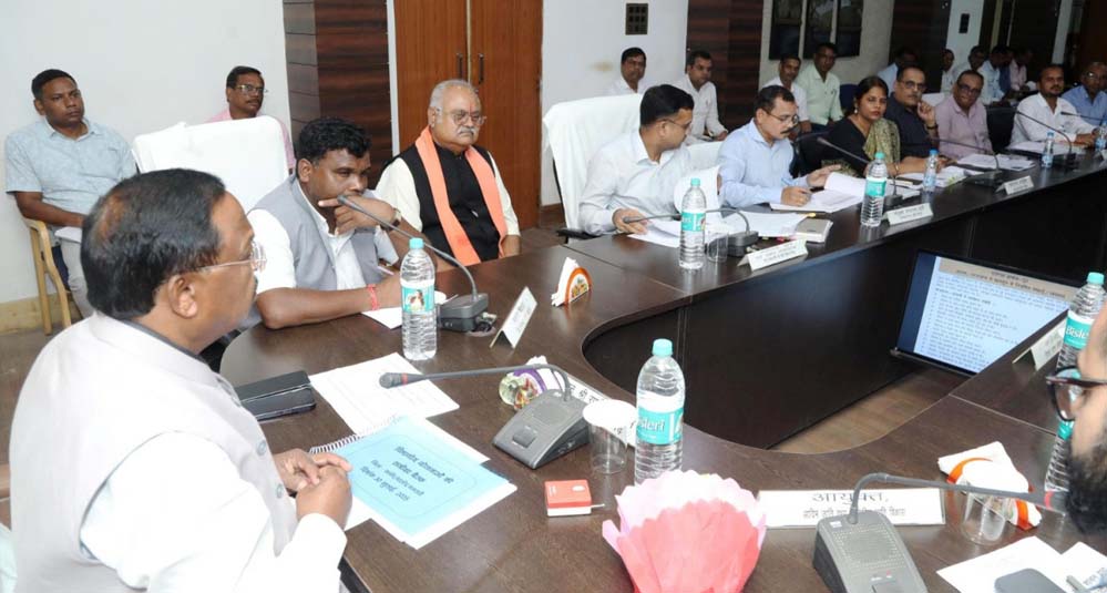 रायपुर : कृषि और आदिवासी विकास को लेकर मंत्री रामविचार नेताम ने कांकेर में तीन जिलों के अधिकारियों की समीक्षा बैठक ली