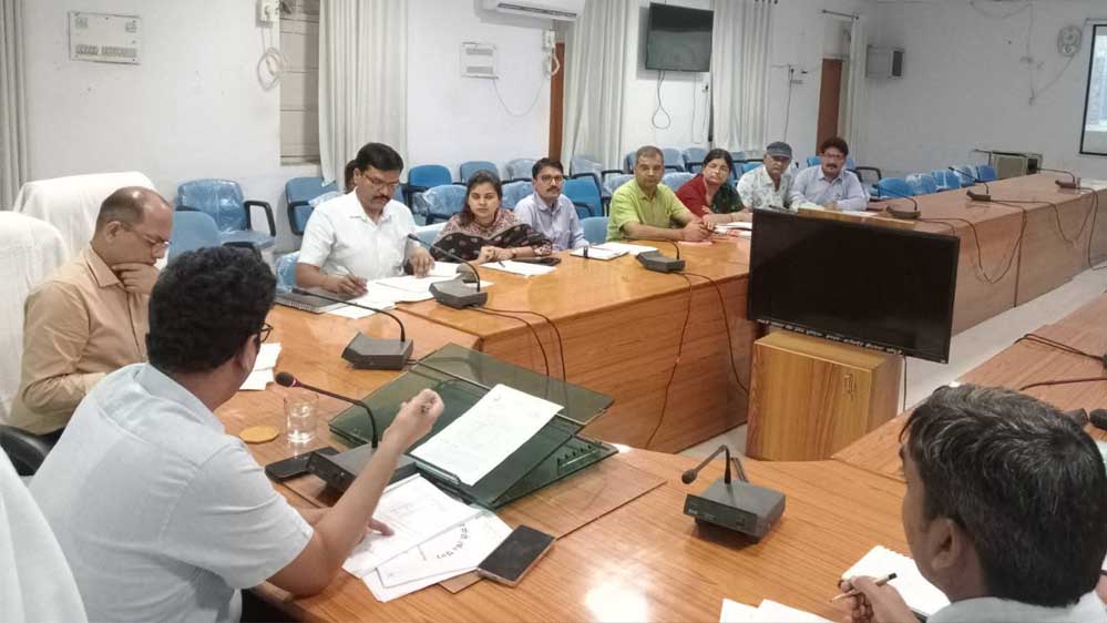 कलेक्टर ने की रीवा-सीधी-सिंगरौली रेल लाईन की समीक्षा कलेक्टर ने की रीवा-सीधी-सिंगरौली रेल लाईन की समीक्षा