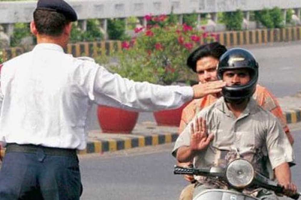 जिला प्रशासन का सख्त निर्देश सभी अधिकारी-कर्मचारी पहनें हेलमेट वरना होगी कार्रवाई जिला प्रशासन का सख्त निर्देश सभी अधिकारी-कर्मचारी पहनें हेलमेट वरना होगी कार्रवाई