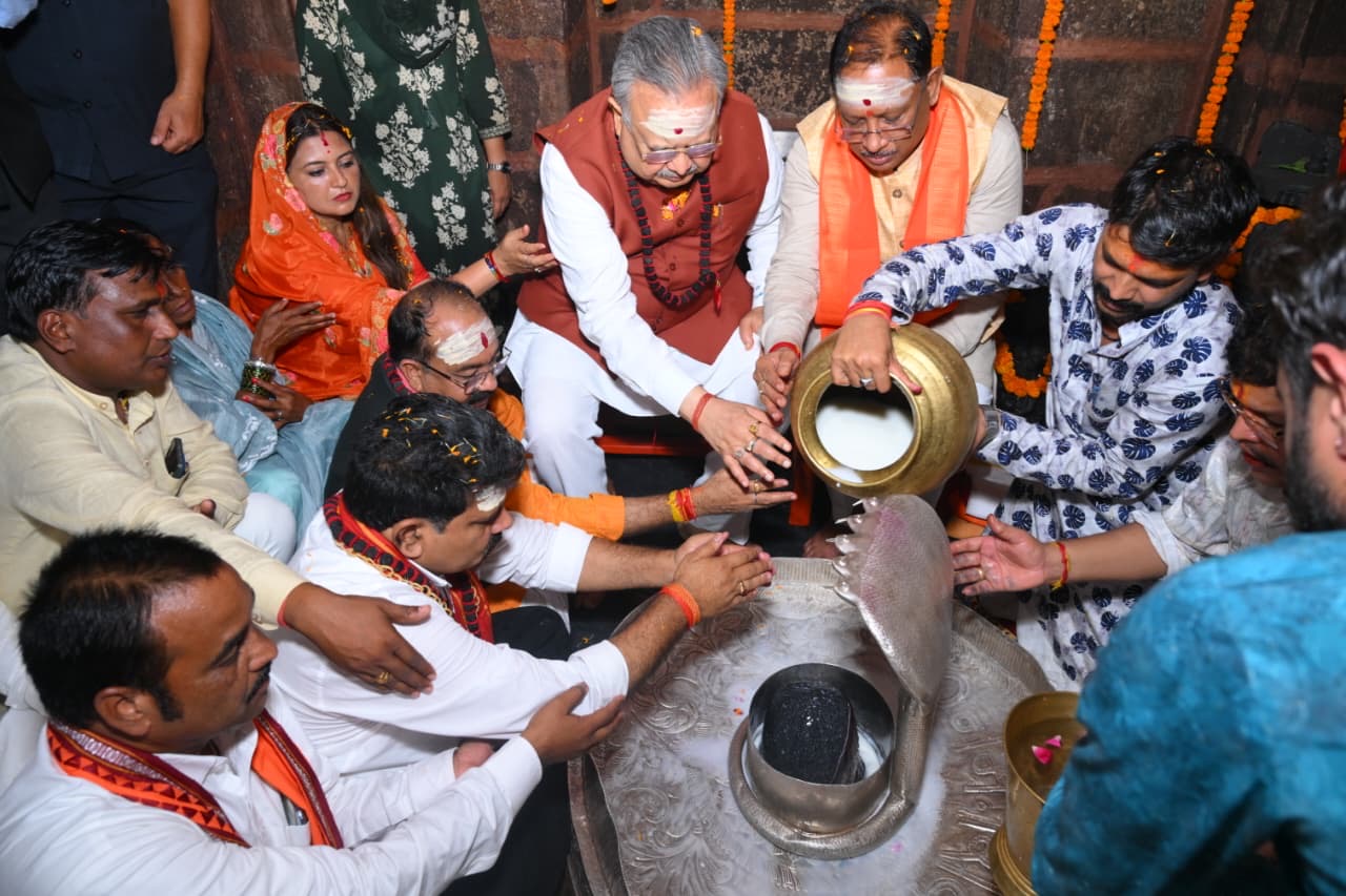 हर-हर महादेव से गूंज उठा भोरमदेव: मुख्यमंत्री विष्णुदेव साय ने हेलीकॉप्टर से पुष्पवर्षा कर हजारों कांवड़ियों का किया भव्य स्वागत
