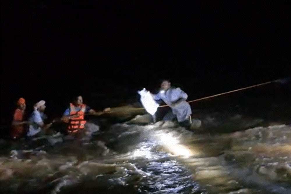 कोरबा में वाटरफॉल में सेल्फी लेने गए 5 युवक-युवतियां फंसे, रस्सी के सहारे रेस्क्यू कर बचाया कोरबा में वाटरफॉल में सेल्फी लेने गए 5 युवक-युवतियां फंसे, रस्सी के सहारे रेस्क्यू कर बचाया