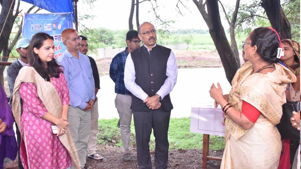 रायपुर : भारत सरकार के अतिरिक्त सचिव ग्रामीण विकास मंत्रालय ने राजनांदगांव में आजीविका, जल संरक्षण और उद्यमिता कार्यों का किया निरीक्षण