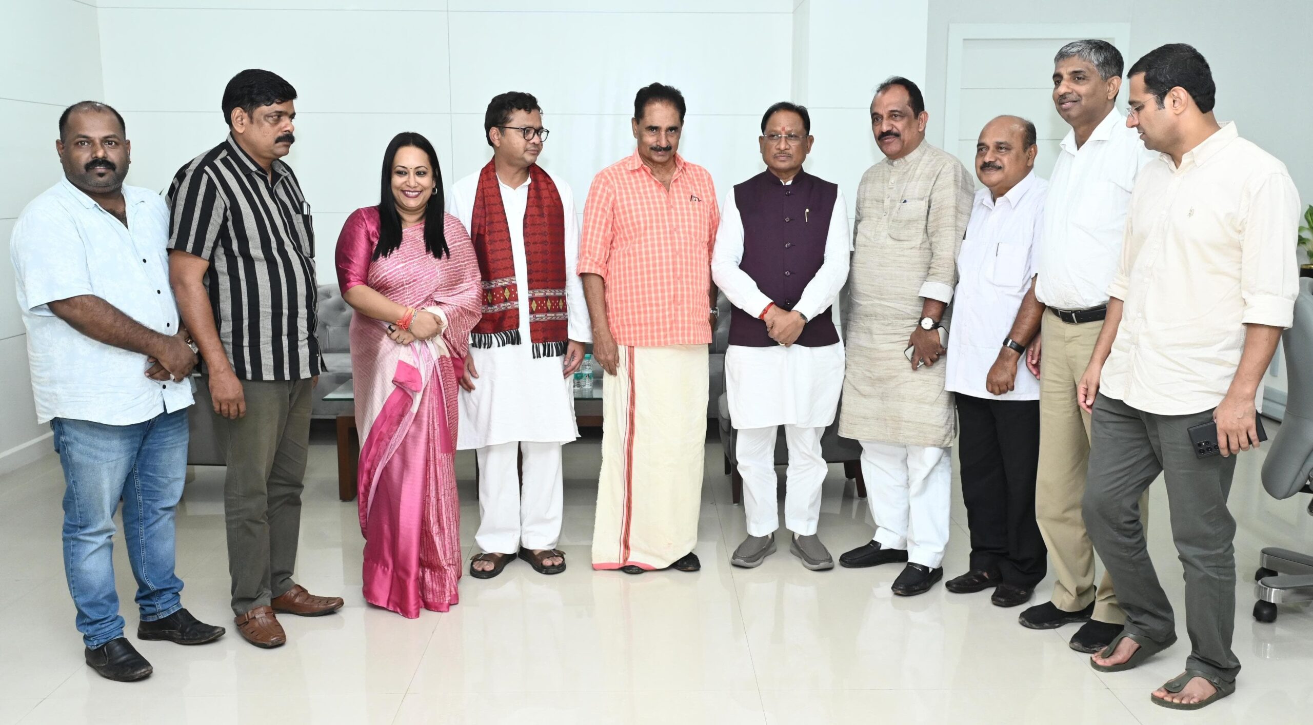 मुख्यमंत्री साय से केरल एवं ओडिशा के सांसदों के प्रतिनिधिमंडल ने की सौजन्य मुलाकात,मुख्यमंत्री ने कहा – छत्तीसगढ़ एक शांतिप्रिय प्रदेश है, कानून अपना कार्य कर रहा है..