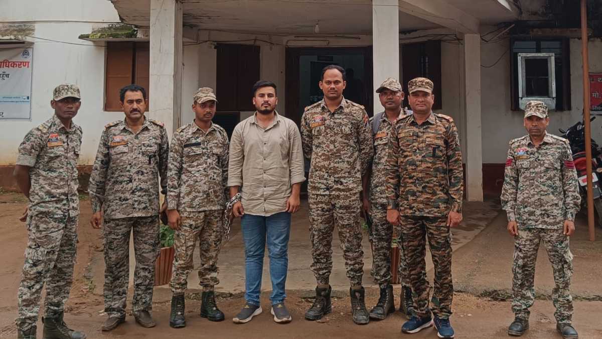 CG Crime: महिलाओं की अश्लील वीडियो बनाकर करता था ब्लैकमेल और दुष्कर्म, शिकायत के बाद आरोपी गिरफ्तार..…