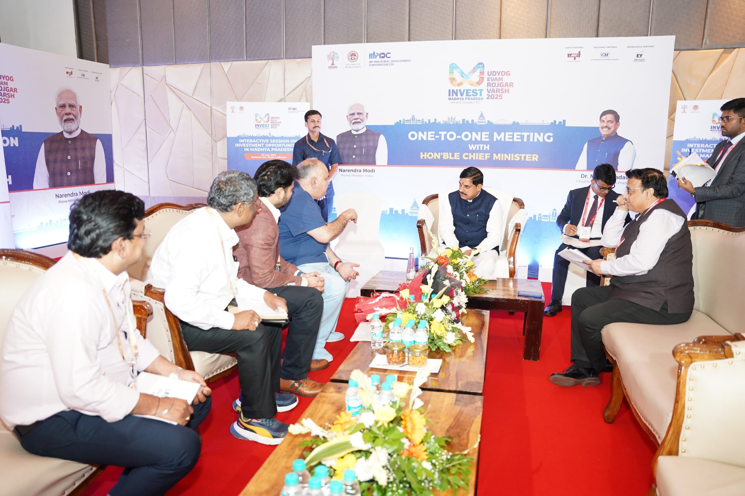 MP News: CM मोहन यादव की उद्योगपतियों से वन-टू-वन बैठक, टेक्सटाइल से लेकर फार्मा सेक्टर तक निवेश प्रस्तावों पर हुई चर्चा…. MP News: CM मोहन यादव की उद्योगपतियों से वन-टू-वन बैठक, टेक्सटाइल से लेकर फार्मा सेक्टर तक निवेश प्रस्तावों पर हुई चर्चा….