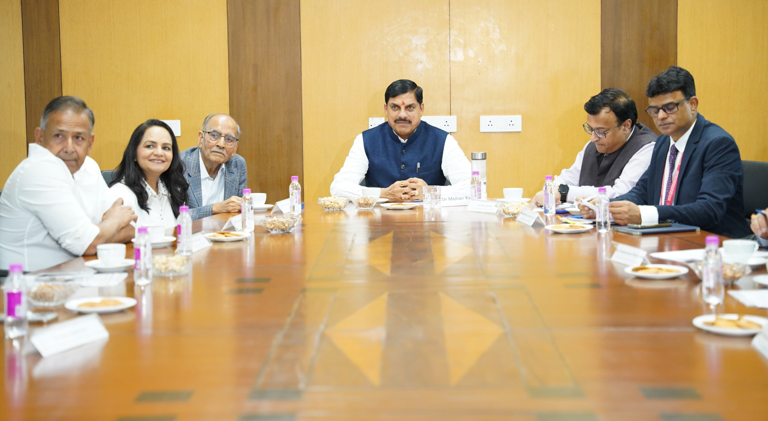 MP NEWS: उद्योगपतियों से मिले मुख्यमंत्री डॉ. मोहन यादव, निवेश बढ़ाने को बताया मध्यप्रदेश की नीतियों का विजन…..