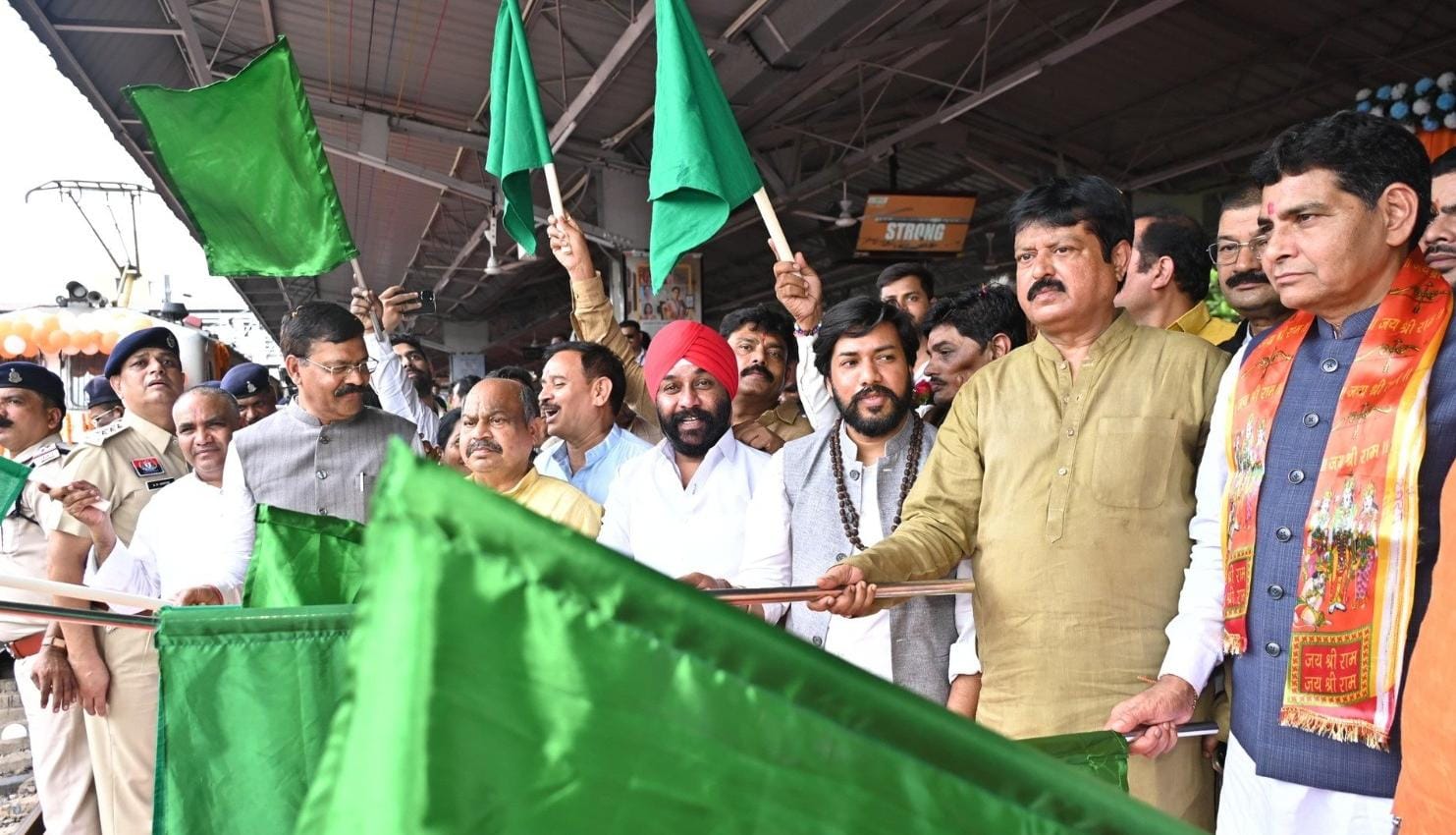 रजत जयंती वर्ष में सांस्कृतिक जागरण को नई दिशा: ‘श्री रामलला दर्शन योजना’ के तहत रायपुर से 850 श्रद्धालु रवाना, मुख्यमंत्री विष्णु देव साय ने दी शुभकामनाएं… रजत जयंती वर्ष में सांस्कृतिक जागरण को नई दिशा: ‘श्री रामलला दर्शन योजना’ के तहत रायपुर से 850 श्रद्धालु रवाना, मुख्यमंत्री विष्णु देव साय ने दी शुभकामनाएं…