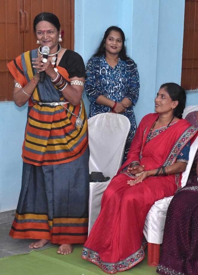 हाईवा जैसी भारी वाहनों को आसानी से ऑपरेट करती है जेसीबी दीदी हाईवा जैसी भारी वाहनों को आसानी से ऑपरेट करती है जेसीबी दीदी