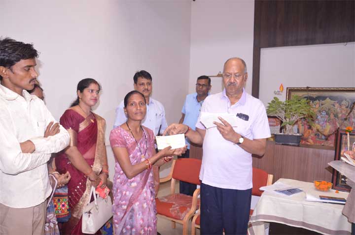 सांसद बृजमोहन ने 334 हितग्राहियों को सौंपे 35 लाख रुपए के चेक