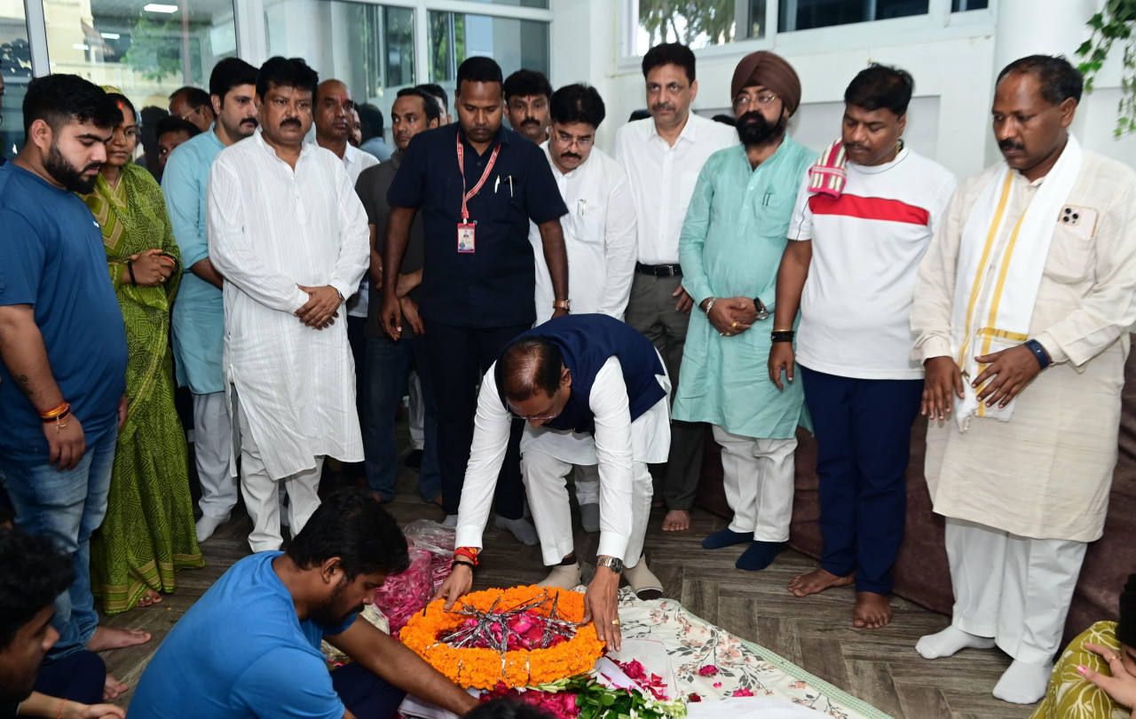 मुख्यमंत्री विष्णु देव साय ने स्वर्गीय निखिल कश्यप को दी श्रद्धांजलि, शोक संतप्त परिजनों से की मुलाकात…