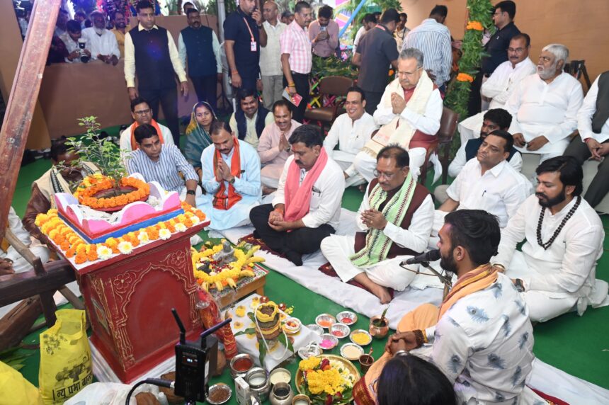 मुख्यमंत्री निवास में हरेली उत्सव: CM साय ने गौरी-गणेश, नवग्रह की पूजा कर भगवान शिव का किया अभिषेक…. मुख्यमंत्री निवास में हरेली उत्सव: CM साय ने गौरी-गणेश, नवग्रह की पूजा कर भगवान शिव का किया अभिषेक….