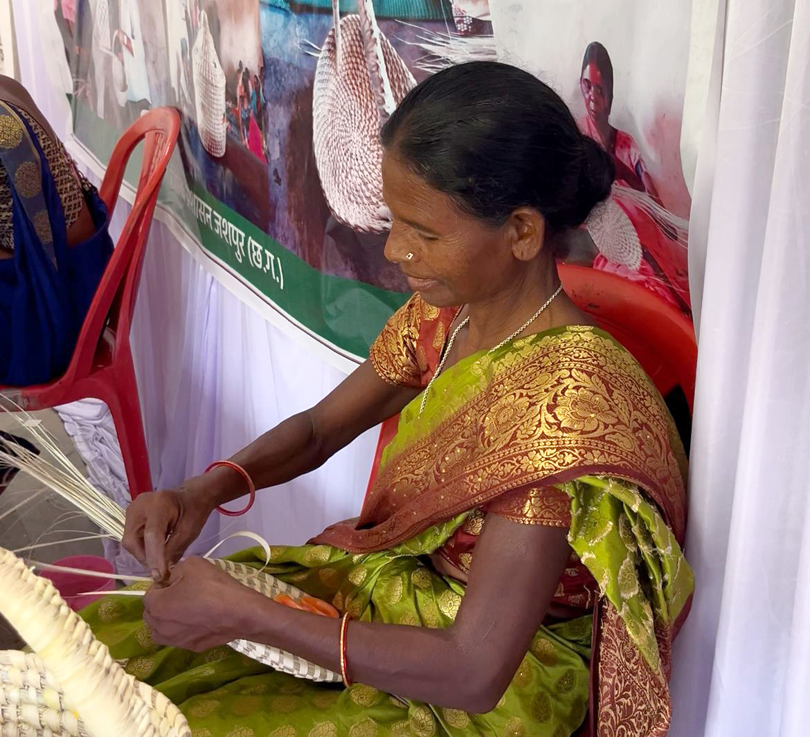 CG NEWS: राष्ट्रीय ग्रामीण आजीविका मिशन बिहान योजना से बदली ग्रामीण महिलाओं की तकदीर, छिंद कासा से बनी आत्मनिर्भरता की राह….