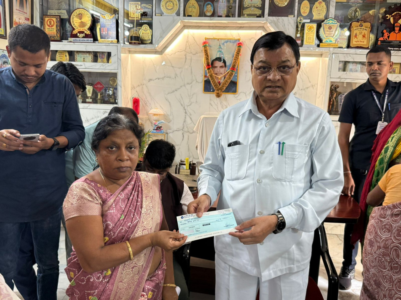 सड़क हादसे में जान गंवाने वाले 10 परिवारों को मिली सहायता राशि, मंत्री लखनलाल देवांगन ने किए चेक वितरित….