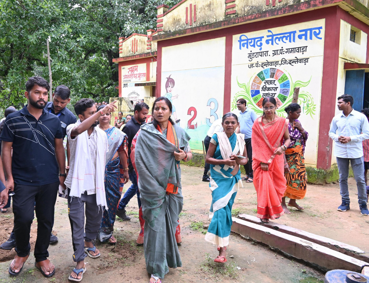 मंत्री श्रीमती राजवाड़े ने दंतेवाड़ा जिले में आंगनबाड़ी, सखी सेंटर, बाल सम्प्रेषण गृह और नारी निकेतन केन्द्रों का किया निरीक्षण….. मंत्री श्रीमती राजवाड़े ने दंतेवाड़ा जिले में आंगनबाड़ी, सखी सेंटर, बाल सम्प्रेषण गृह और नारी निकेतन केन्द्रों का किया निरीक्षण…..