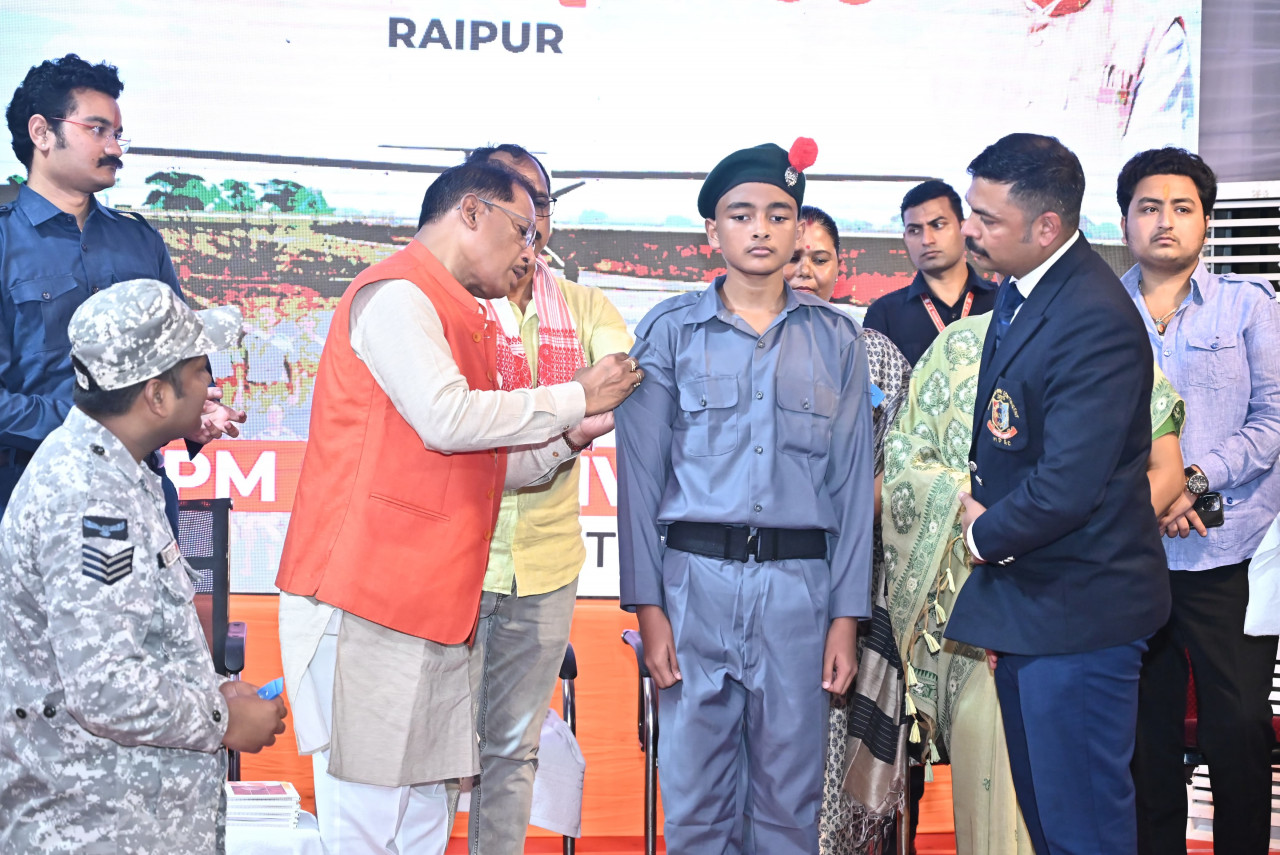 छत्तीसगढ़ के इस जिले में शुरू हुई एनसीसी एयर स्क्वाड्रन, मुख्यमंत्री साय ने 25 मेधावी छात्रों को पहनाया कैडेट बैच… छत्तीसगढ़ के इस जिले में शुरू हुई एनसीसी एयर स्क्वाड्रन, मुख्यमंत्री साय ने 25 मेधावी छात्रों को पहनाया कैडेट बैच…