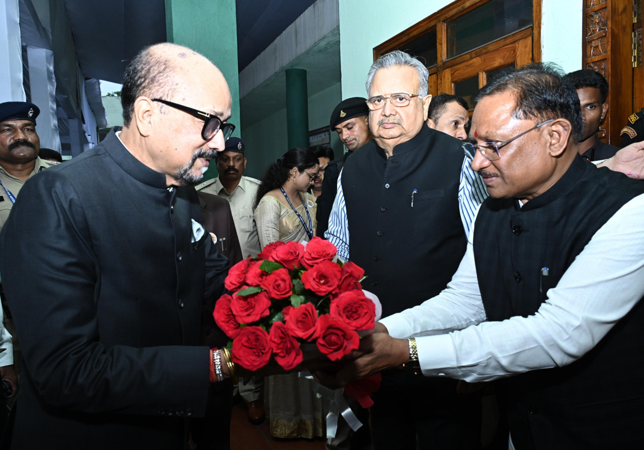 विधानसभा परिसर में मुख्यमंत्री विष्णुदेव साय ने राज्यपाल रमेन डेका का किया आत्मीय स्वागत… विधानसभा परिसर में मुख्यमंत्री विष्णुदेव साय ने राज्यपाल रमेन डेका का किया आत्मीय स्वागत…