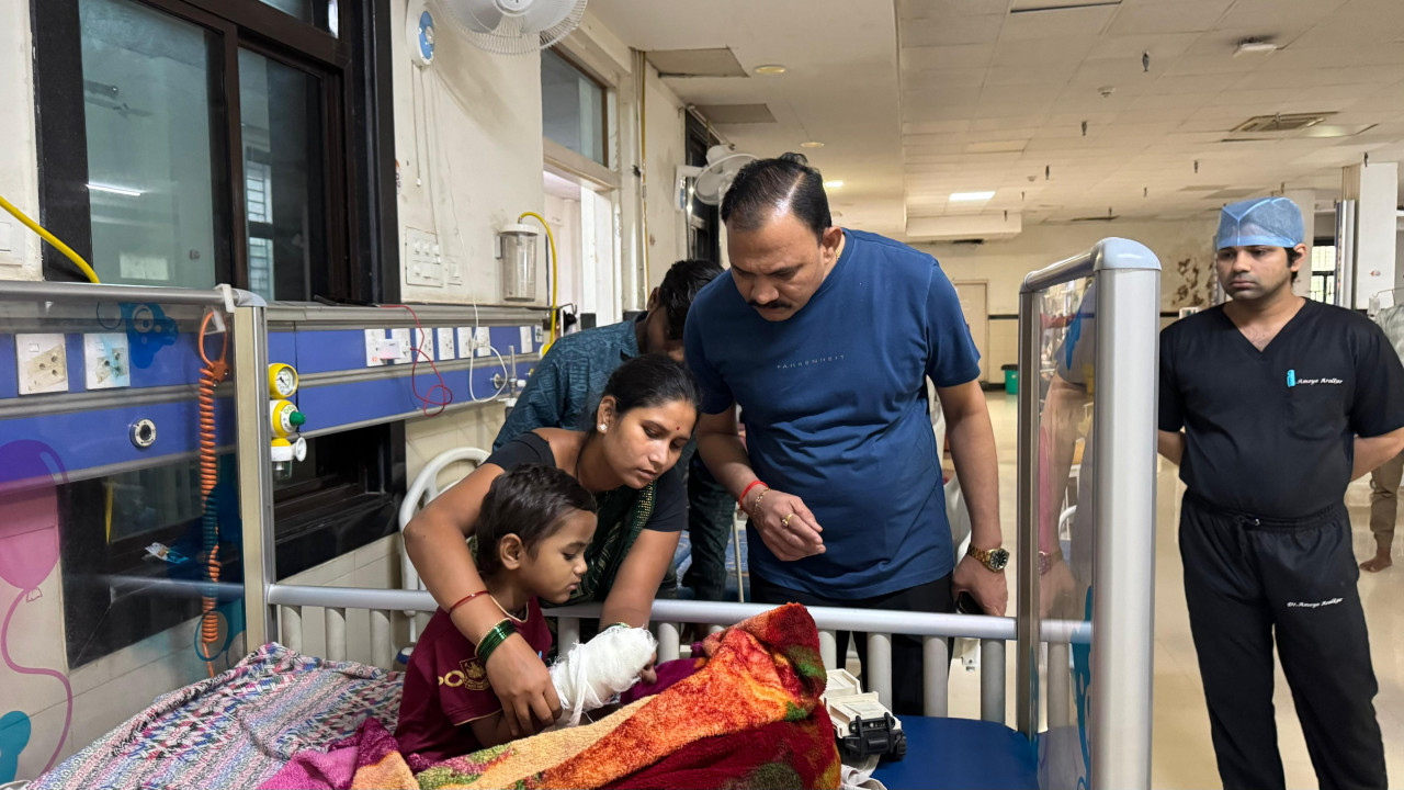 स्वास्थ्य मंत्री का डीकेएस अस्पताल में आकस्मिक निरीक्षण, मरीजों से की मुलाकात और जानी सुविधाएं….