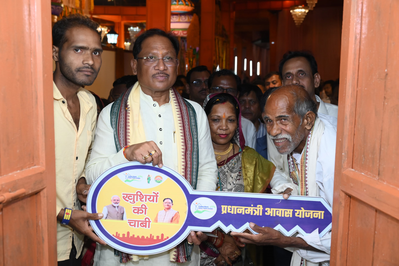 शासन की योजनाओं से बदली ज़िंदगी: प्रधानमंत्री आवास योजना से मिला पक्का मकान, लोगों के चेहरे पर दिखी खुशियों की चमक… शासन की योजनाओं से बदली ज़िंदगी: प्रधानमंत्री आवास योजना से मिला पक्का मकान, लोगों के चेहरे पर दिखी खुशियों की चमक…