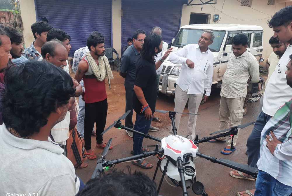 ड्रोन तकनीक से किया जा रहा है, नैनो यूरिया का छिड़काव ड्रोन तकनीक से किया जा रहा है, नैनो यूरिया का छिड़काव