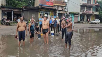जगह-जगह गड्ढों से त्रस्त व्यापारी, पानी से भरे गड्ढों में नहा कर जताया विरोध