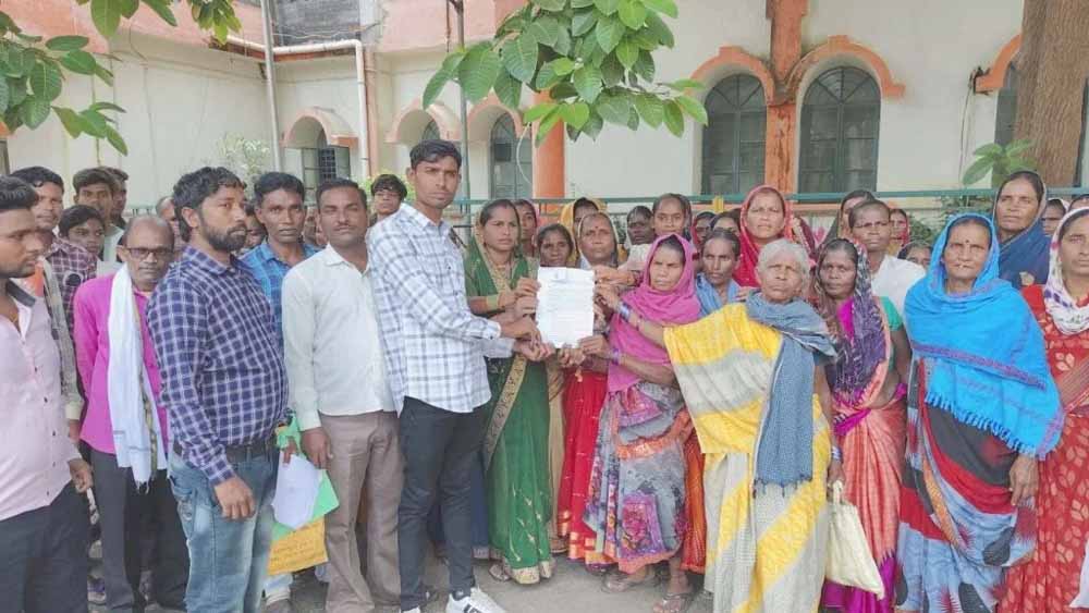 चारागाह और श्मशान की जमीन पर उद्योग स्थापना का विरोध, ग्रामीणों ने कलेक्टर को सौंपी शिकायत