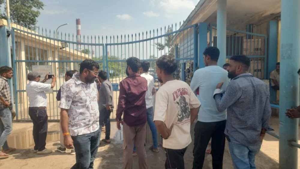 एनटीपीसी प्लांट में भीषण हादसा: एक मजदूर की मौत, चार गंभीर घायल एनटीपीसी प्लांट में भीषण हादसा: एक मजदूर की मौत, चार गंभीर घायल