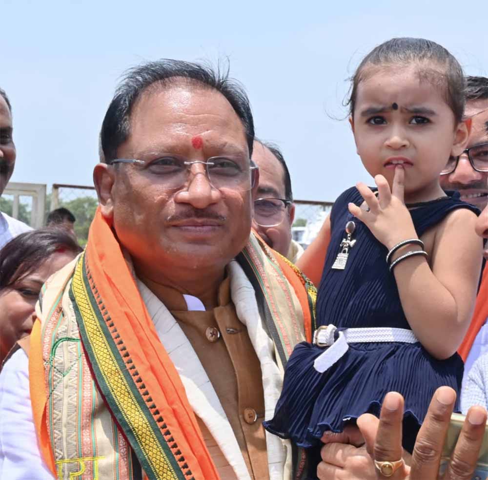नन्ही सृष्टि को गोद में उठाकर मुख्यमंत्री विष्णु देव साय ने रच दिया अपनत्व और स्नेह का अविस्मरणीय पल