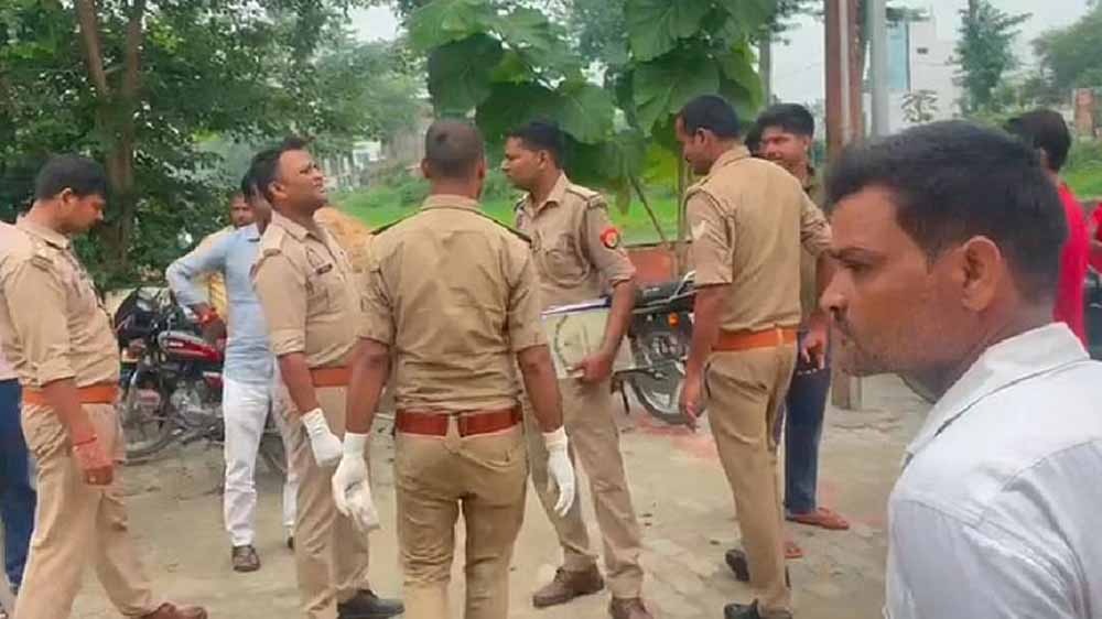 आधी रात प्रेमिका से मिलने पहुंचे BJP नेता पर टूटा कहर, घरवालों ने लाठियों से किया हमला आधी रात प्रेमिका से मिलने पहुंचे BJP नेता पर टूटा कहर, घरवालों ने लाठियों से किया हमला