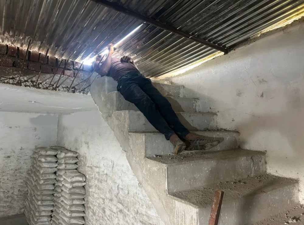 दुकान में सनसनी : संदिग्ध हालात में युवक की लाश मिलने से हड़कंप, परिजनों ने कहा- हत्या हुई है