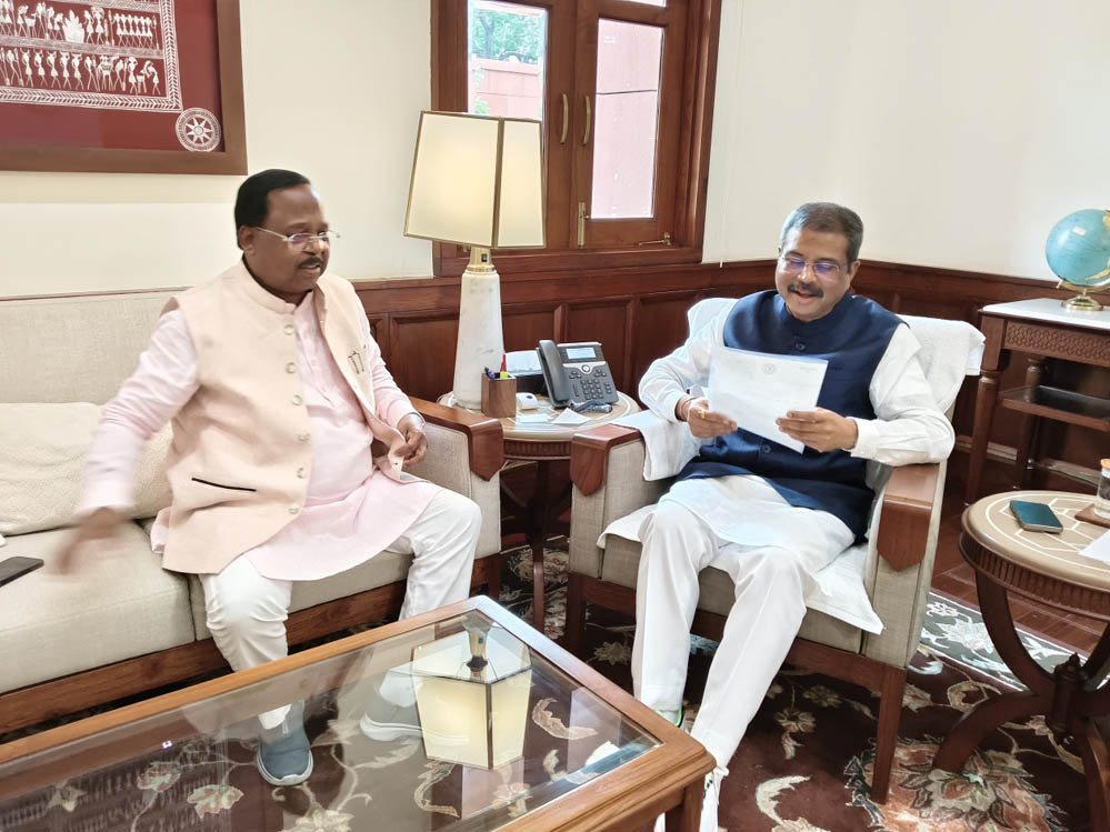 रायपुर : मंत्री रामविचार नेताम ने दिल्ली में केंद्रीय शिक्षा मंत्री धमेंद्र प्रधान से की सौजन्य मुलाकात