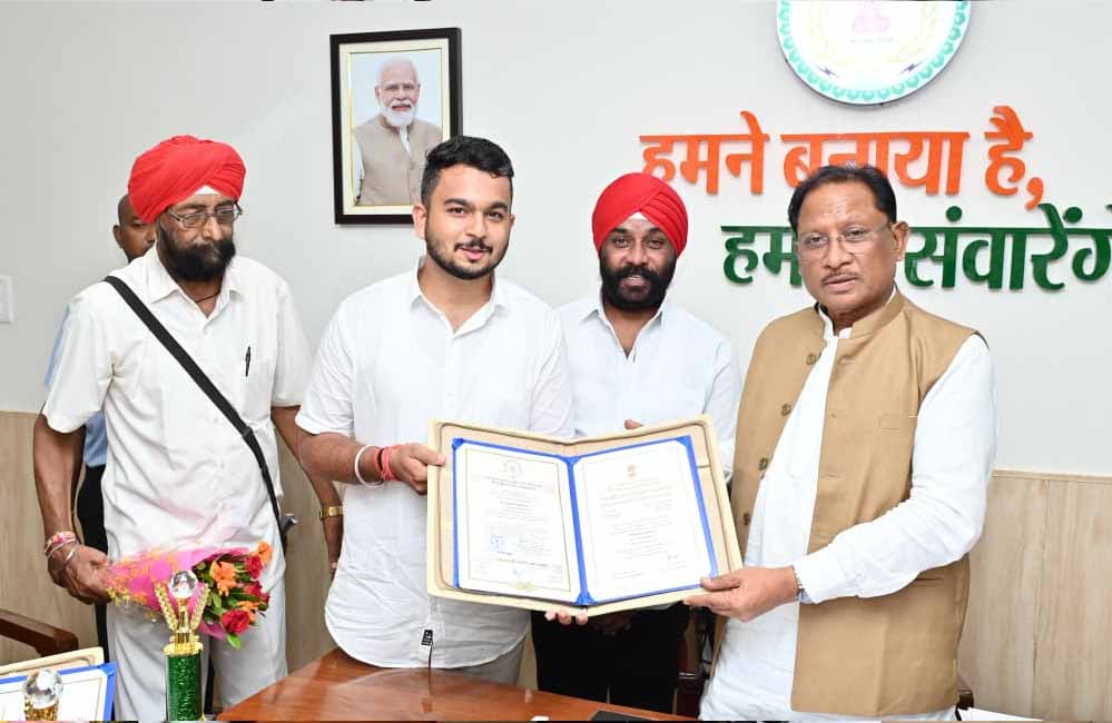 रायपुर : मुख्यमंत्री  विष्णु देव साय से राष्ट्रपति सम्मान से सम्मानित देवाशीष और मनतृप्त कौर ने की सौजन्य मुलाकात