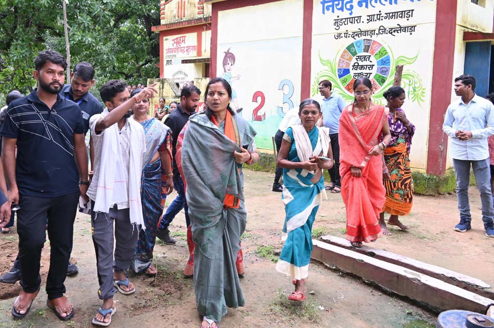 मंत्री श्रीमती राजवाड़े ने दंतेवाड़ा जिले में आंगनबाड़ी, सखी सेंटर, बाल सम्प्रेषण गृह और नारी निकेतन केन्द्रों का किया निरीक्षण