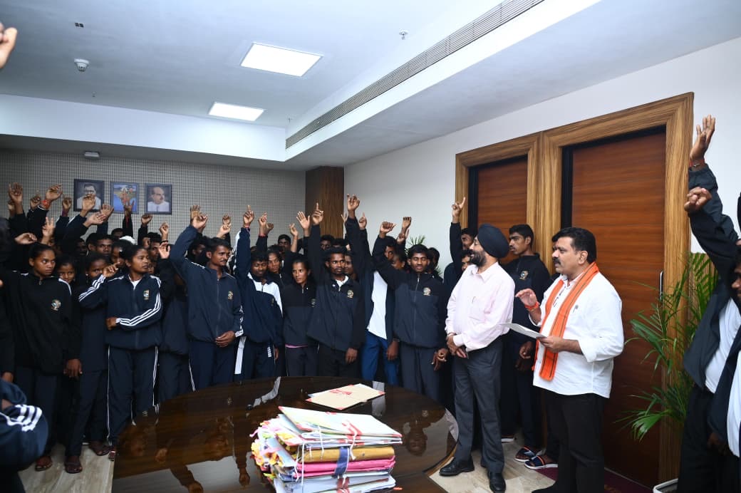 बस्तर के विकास को गति देना हमारी प्राथमिकता-उपमुख्यमंत्री विजय शर्मा… बस्तर के विकास को गति देना हमारी प्राथमिकता-उपमुख्यमंत्री विजय शर्मा…