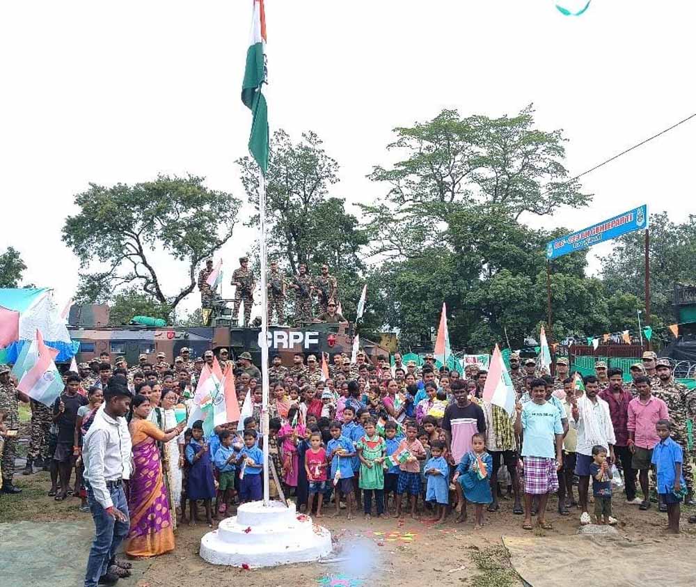 आज़ादी के बाद पहली बार बस्तर के 29 गांवों में शान से लहराया तिरंगा
