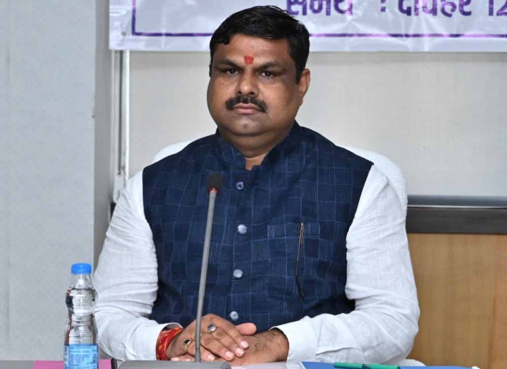 रायपुर : शिक्षा विभाग के अधिकारी शिक्षण कार्य को सर्वोच्च प्राथमिकता दें : मंत्री गजेन्द्र यादव